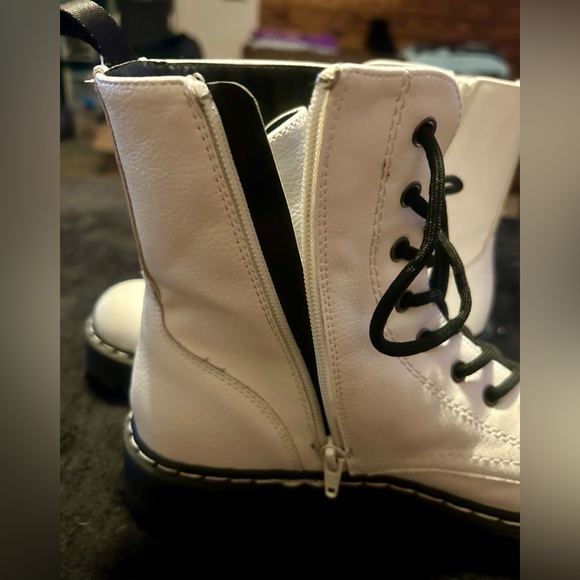 Women’s Boots - Picture 3 of 8